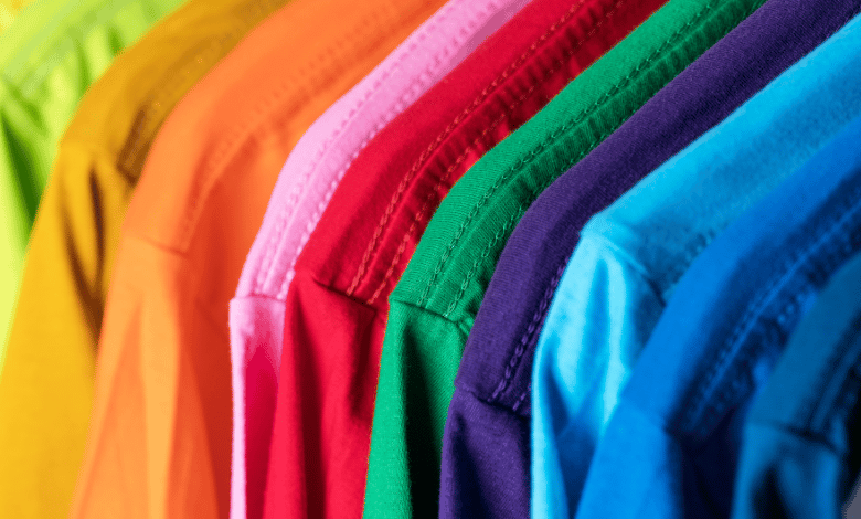 איך להתאים צבעים בבגדים ולהתלבש בסטייל